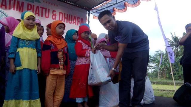 Berbagi Bingkisan Lebaran Bersama Yatim Piatu & Dhuafa