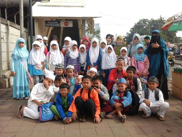 Tebar Nasi Bungkus Bersama Adik adik Mushola Al Amin Teluk Gong
