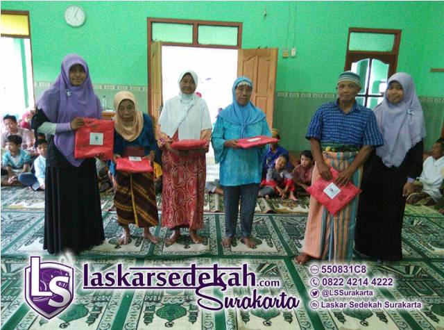 Eksekusi Sedekah : Penyerahan Zakat dan Fidyah