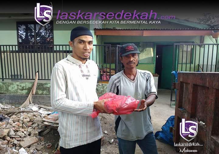 kegiatan tebar nasi bungkus.