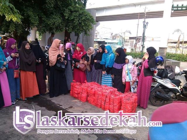 Tebar Nasi Bungkus, Taman Rasa Sayang Jakarta Barat