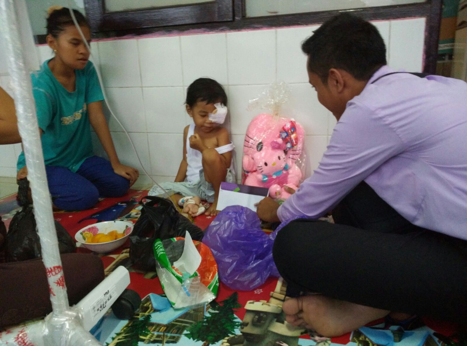 Mengunjungi adek Vania yang terkena tumor mata