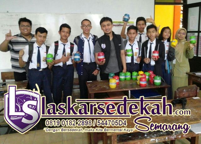 Pengumpulan Sedekah Sehari Seribu (ODOT) Siswa dan Guru SMP 9 Semarang
