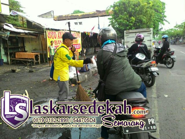 LS Semarang Tebar Nasi Bungkus
