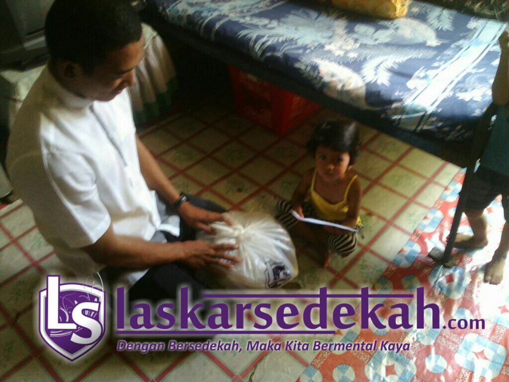 LS Balikpapan : Tebar Sembako