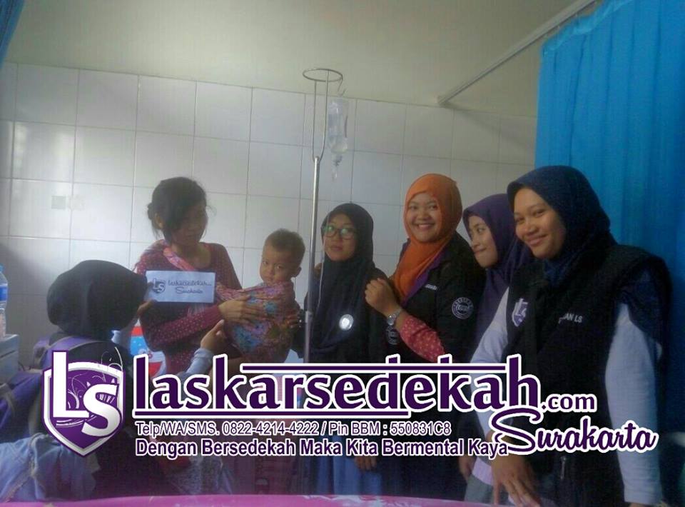 Menyalurkan santunan kepada Adik Ahmad