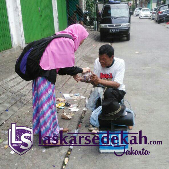 Tebar Nasi Bungkus di Jembatan Lima