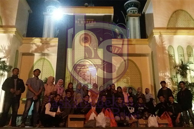 Laskar Sedekah Bekasi dan Bernas Bekasi Gelar Tebar Nasi Bungkus Di Malam Hari