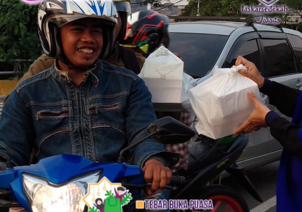 LS Jakarta : Berbagi 400 Paket Berbuka kepada Pengguna Jalan dan Jamaah Masjid Al-Mubarokah, Kalijodo, Jakarta Barat | Ahad, 26 Mei 2019