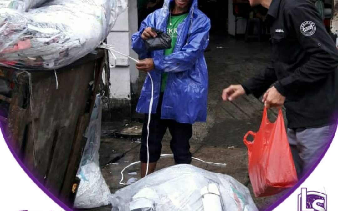 LS Jakarta : Tebar Nasi Bungkus (TNB) di sekitar Pemukiman Pemulung, Jl. Kapanduan 2, Penjaringan, Jakarta Utara| Ahad, 09 Februari 2020